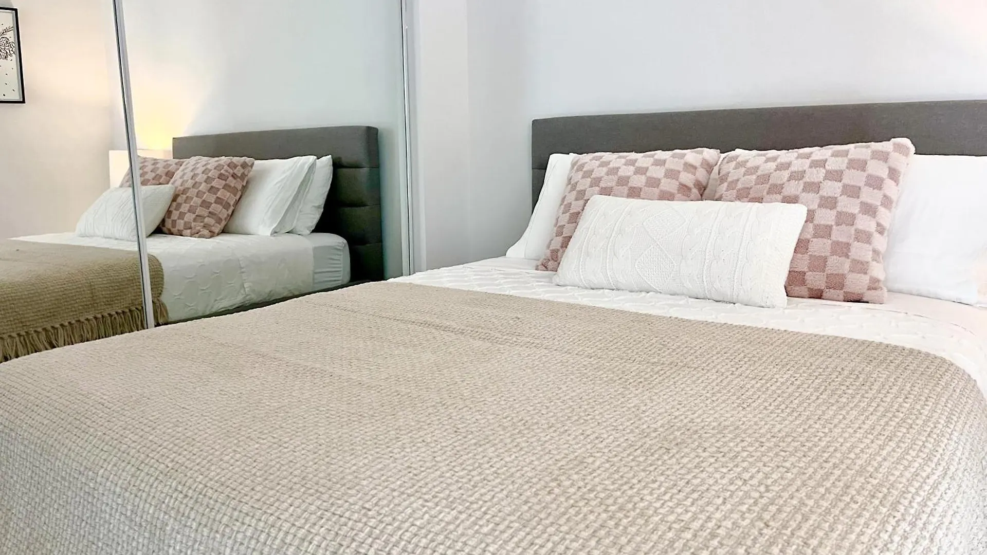 Apartment Luxury Condo On Bay Street Toronto